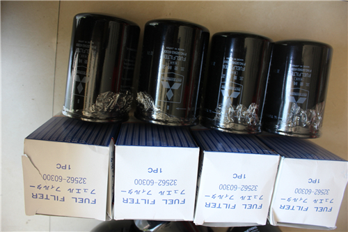 三菱S6R-PTA柴油發(fā)動機(jī)進(jìn)氣管和空氣過濾器